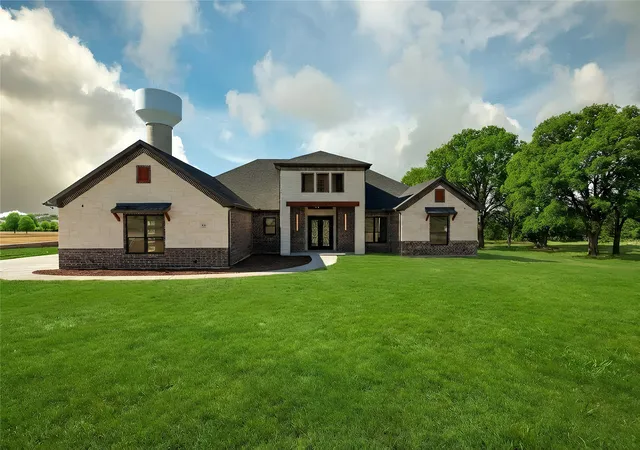 Photo 3 of Single family home for sale at 544 High Tower Ln, Granbury, TX 76049 | MLS# 21168186 | Listing updated on 2026-07-31