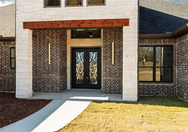 Photo 4 of Single family home for sale at 544 High Tower Ln, Granbury, TX 76049 | MLS# 21168186 | Listing updated on 2026-07-31
