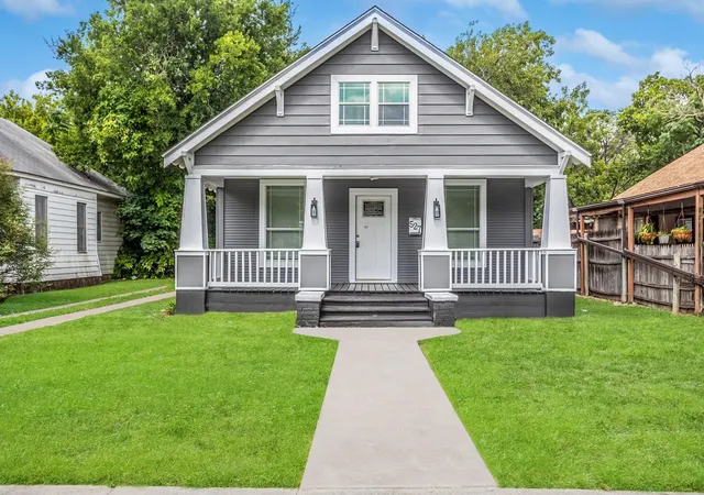 Photo 1 of Single family home for sale at 527 S Clinton Ave, Dallas, TX 75208 | MLS# 21167727 | Listing updated on 2026-09-15