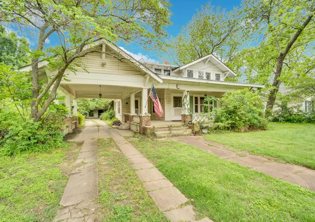 Photo 2 of Sale Pending at 920 E Franklin St, Hillsboro, TX 76645 | MLS# 21159428 | Listing updated on 2026-09-08