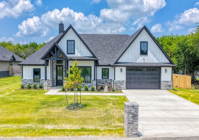 Photo 2 of Single family home for sale at 12465 Geraldine Dr, Fort Worth, TX 76126 | MLS# 21172082 | Listing updated on 2026-10-07