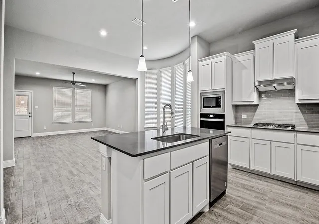 Photo 3 of Sale Pending at 2513 Starling St, Denton, TX 76205 | MLS# 21170899 | Listing updated on 2026-09-28