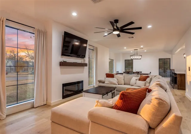 Photo 4 of Sale Pending at 3120 Colcord Ave, Waco, TX 76707 | MLS# 21172247 | Listing updated on 2026-09-13