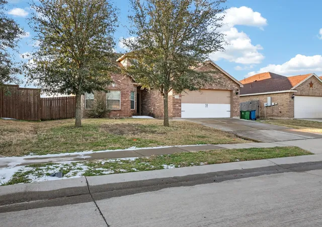 Photo 2 of Single family home for sale at 136 Eider Dr, Sanger, TX 76266 | MLS# 21170388 | Listing updated on 2026-07-30