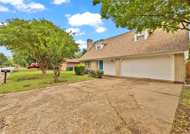 Photo 1 of Single family home for sale at 205 San Jacinto St, Waxahachie, TX 75165 | MLS# 21170157 | Listing updated on 2026-09-18