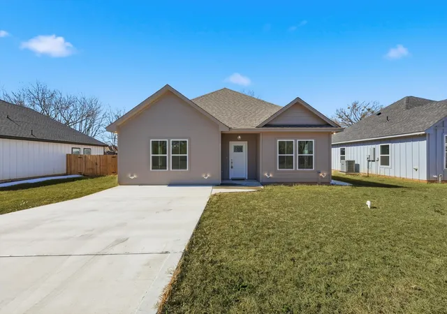 Photo 1 of Single family home for sale at 709 3rd St, Bridgeport, TX 76426 | MLS# 21168297 | Listing updated on 2026-08-01