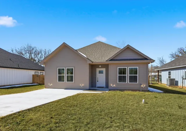 Photo 2 of Single family home for sale at 709 3rd St, Bridgeport, TX 76426 | MLS# 21168297 | Listing updated on 2026-08-01