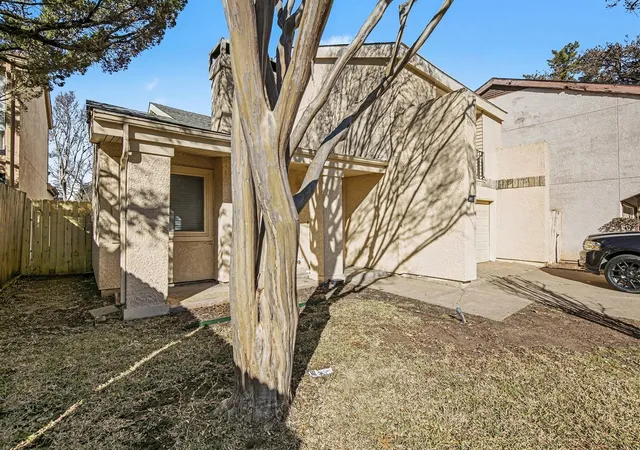 Photo 2 of Single family home for sale at 1606 Hawthorne Dr, Arlington, TX 76012 | MLS# 21170474 | Listing updated on 2026-09-24