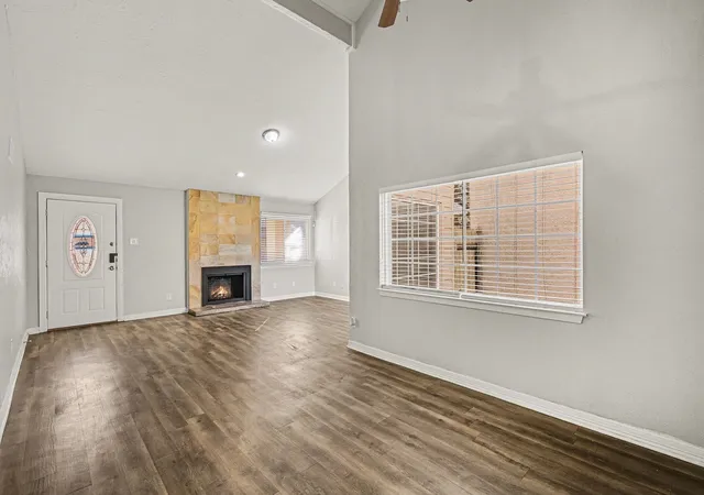 Photo 3 of Single family home for sale at 1606 Hawthorne Dr, Arlington, TX 76012 | MLS# 21170474 | Listing updated on 2026-09-24