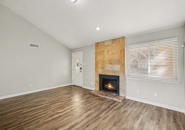 Photo 3 of Single family home for sale at 1606 Hawthorne Dr, Arlington, TX 76012 | MLS# 21170474 | Listing updated on 2026-09-24