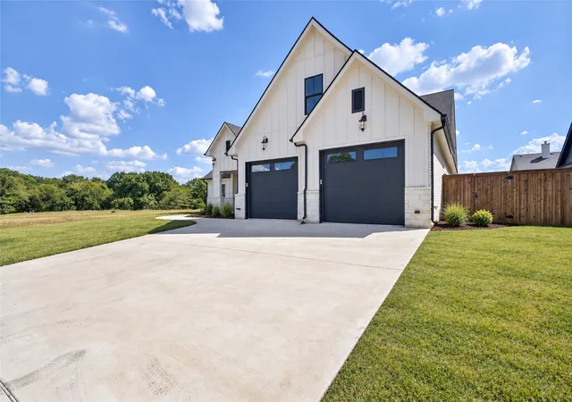 Photo 3 of Single family home for sale at 2033 Nichole Blvd, Pottsboro, TX 75076 | MLS# 21164075 | Listing updated on 2026-10-05