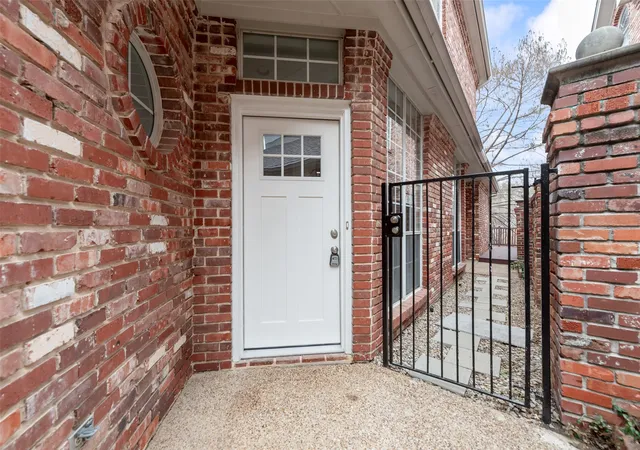 Photo 3 of Sale Pending at 537 Lochngreen Trl, Arlington, TX 76012 | MLS# 21171543 | Listing updated on 2026-07-29