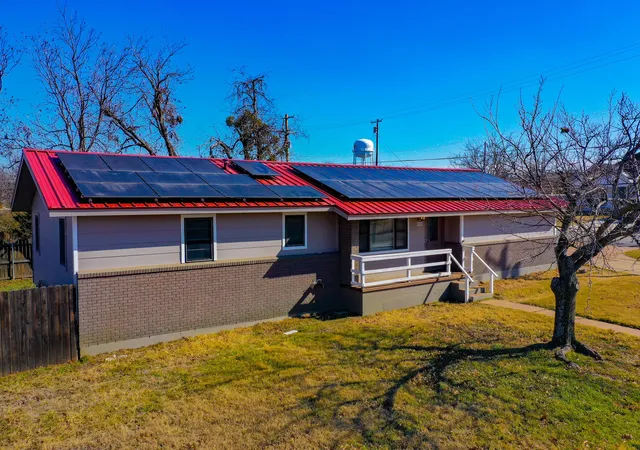 Photo 1 of Single family home for sale at 202 N 10th St, Jacksboro, TX 76458 | MLS# 21174965 | Listing updated on 2026-07-29