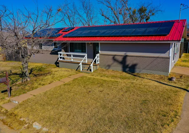 Photo 2 of Single family home for sale at 202 N 10th St, Jacksboro, TX 76458 | MLS# 21174965 | Listing updated on 2026-07-29