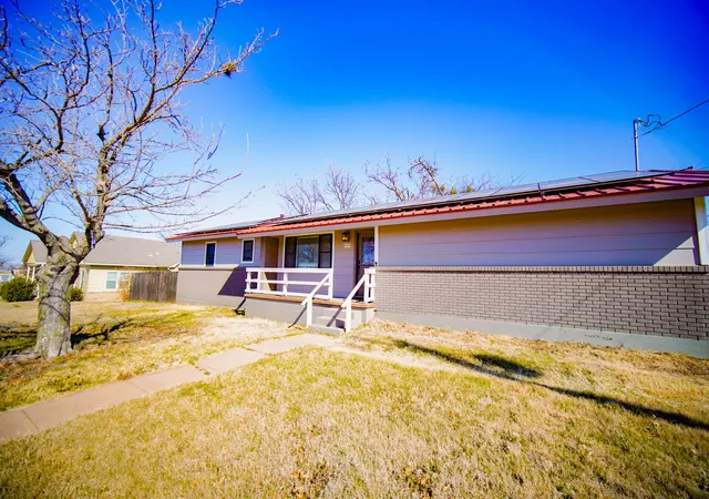 Photo 3 of Single family home for sale at 202 N 10th St, Jacksboro, TX 76458 | MLS# 21174965 | Listing updated on 2026-07-29