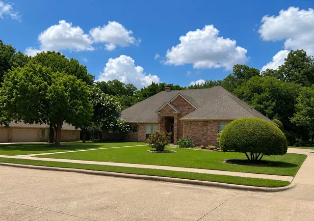 Photo 3 of Single family home for sale at 1810 Plum Creek Dr, Midlothian, TX 76065 | MLS# 21175121 | Listing updated on 2026-09-11