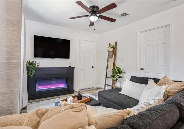 Photo 3 of Single family home for sale at 1114 Clay Ave, Waco, TX 76706 | MLS# 21173412 | Listing updated on 2026-07-29