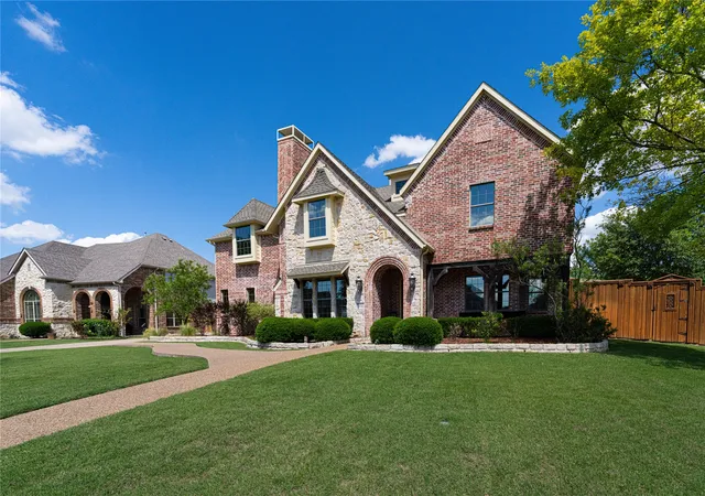 Photo 3 of Sale Pending at 523 Buffalo Bend Ct, Murphy, TX 75094 | MLS# 21176990 | Listing updated on 2026-09-16