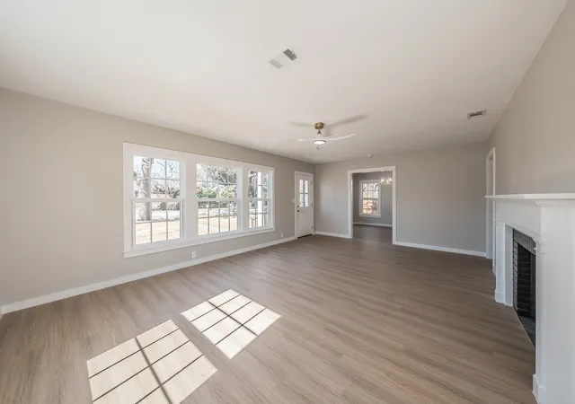 Photo 4 of Single family home for sale at 100 Crestwood Dr, Fort Worth, TX 76107 | MLS# 21179023 | Listing updated on 2026-09-11