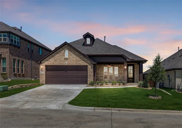 Photo 2 of Sale Pending at 129 Silverleaf Dr, Mesquite, TX 75181 | MLS# 21179459 | Listing updated on 2026-09-09