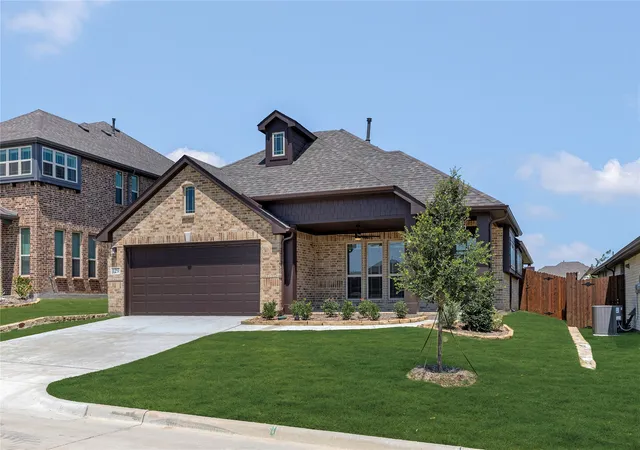 Photo 3 of Sale Pending at 129 Silverleaf Dr, Mesquite, TX 75181 | MLS# 21179459 | Listing updated on 2026-09-09