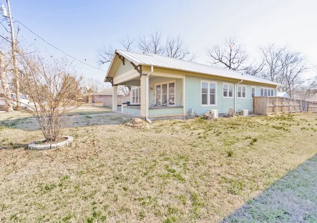 Photo 3 of Single family home for sale at 701 N Mason St, Bowie, TX 76230 | MLS# 21178418 | Listing updated on 2026-07-31