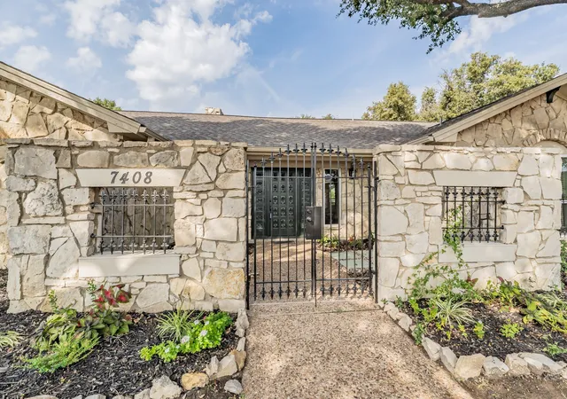 Photo 4 of Sale Pending at 7408 Golf Club Dr, Fort Worth, TX 76179 | MLS# 21180365 | Listing updated on 2026-09-15