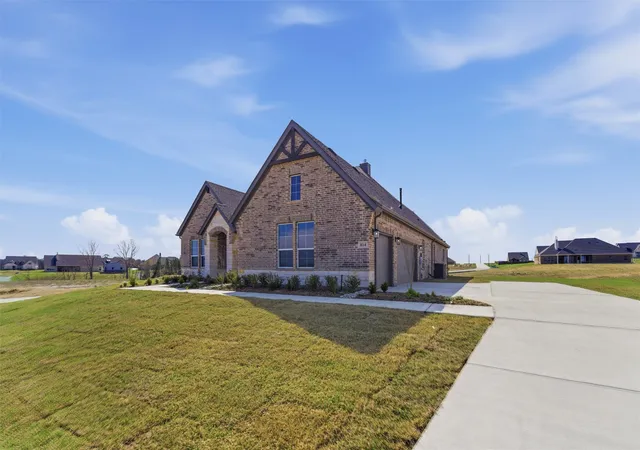 Photo 3 of Single family home for sale at 814 Valley Ridge Rd, Van Alstyne, TX 75495 | MLS# 21181736 | Listing updated on 2026-10-07