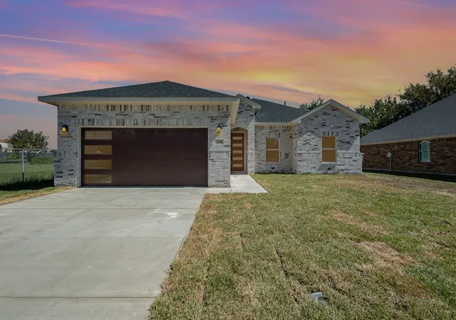 Photo 1 of Single family home for sale at 230 Flying Bridge Dr, Gun Barrel City, TX 75156 | MLS# 21182508 | Listing updated on 2026-09-14
