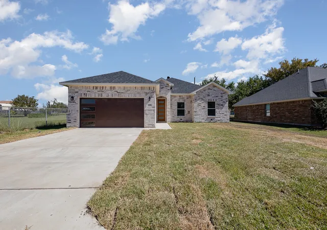 Photo 3 of Single family home for sale at 230 Flying Bridge Dr, Gun Barrel City, TX 75156 | MLS# 21182508 | Listing updated on 2026-09-14