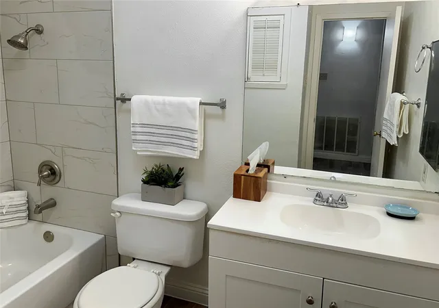 Listing Photo 5 - Condo for sale in building located at 6900 Skillman St, Dallas, TX 75231 - Unit #304C