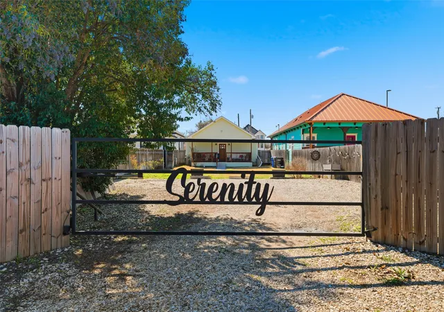 Photo 1 of Sale Pending at 708 S 9th St, Waco, TX 76706 | MLS# 21183828 | Listing updated on 2026-07-31