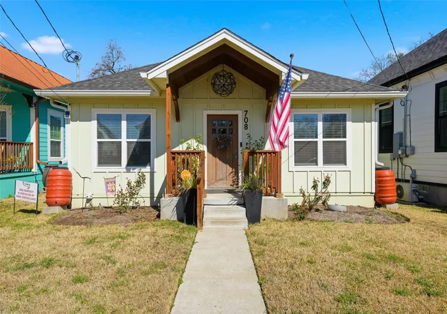 Photo 2 of Sale Pending at 708 S 9th St, Waco, TX 76706 | MLS# 21183828 | Listing updated on 2026-07-31