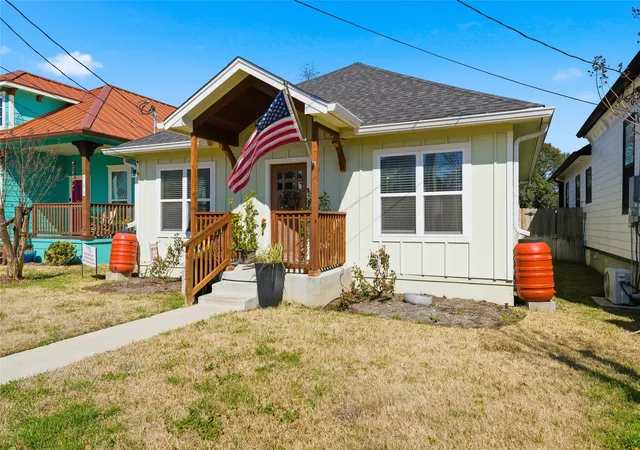 Photo 3 of Sale Pending at 708 S 9th St, Waco, TX 76706 | MLS# 21183828 | Listing updated on 2026-07-31