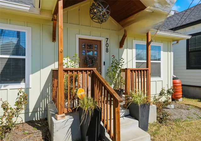 Photo 3 of Sale Pending at 708 S 9Th St, Waco, TX 76706 | MLS# 21183828 | Listing updated on 2026-07-31