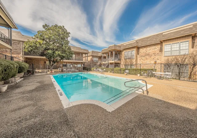 Listing Photo 2 - Condo for sale in building located at 4415 Bellaire Dr S, Fort Worth, TX 76109 - Unit #203S