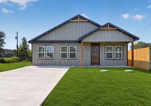 Photo 2 of Single family home for sale at 2921 Blackjack Ln, Granbury, TX 76048 | MLS# 21187127 | Listing updated on 2026-09-07