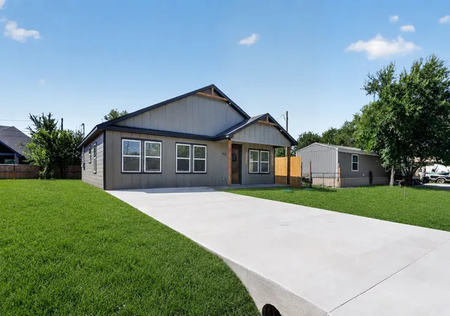 Photo 3 of Single family home for sale at 2921 Blackjack Ln, Granbury, TX 76048 | MLS# 21187127 | Listing updated on 2026-09-07
