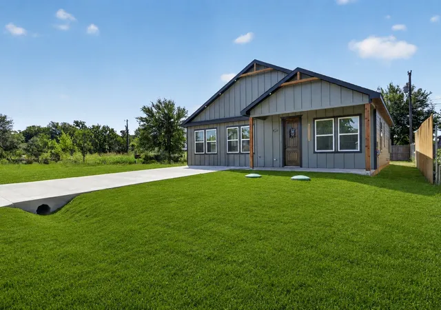 Photo 3 of Single family home for sale at 2921 Blackjack Ln, Granbury, TX 76048 | MLS# 21187127 | Listing updated on 2026-09-07