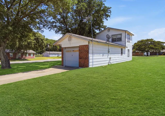 Photo 2 of Single family home for sale at 1537 Coral Cut Off, Azle, TX 76020 | MLS# 21187250 | Listing updated on 2026-10-02