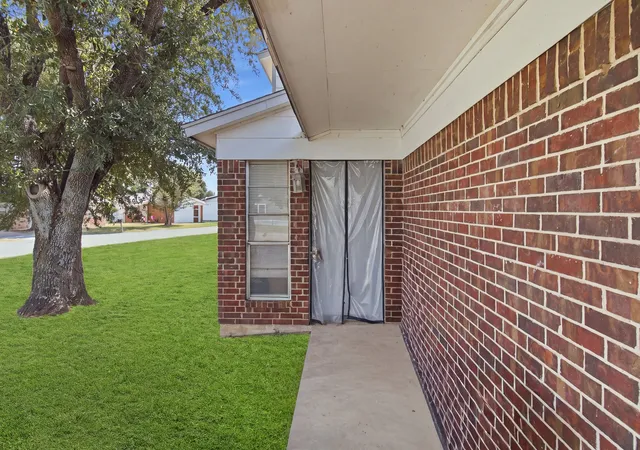 Photo 3 of Single family home for sale at 1537 Coral Cut Off, Azle, TX 76020 | MLS# 21187250 | Listing updated on 2026-10-02