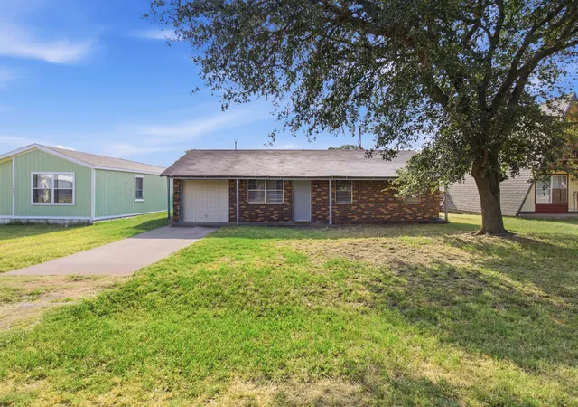 Photo 3 of Sale Pending at 1836 Coral Rd, Azle, TX 76020 | MLS# 21187184 | Listing updated on 2026-09-30