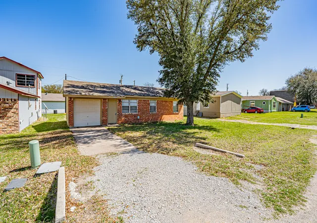 Photo 2 of Single family home for sale at 1848 Coral Rd, Azle, TX 76020 | MLS# 21187179 | Listing updated on 2026-10-02
