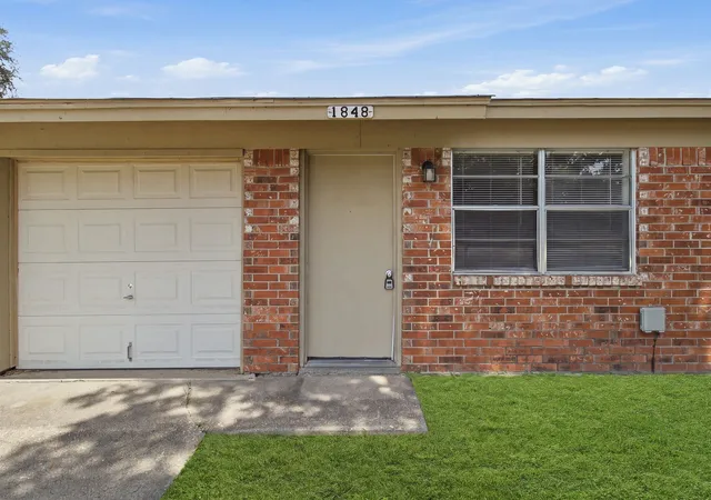 Photo 3 of Single family home for sale at 1848 Coral Rd, Azle, TX 76020 | MLS# 21187179 | Listing updated on 2026-10-02