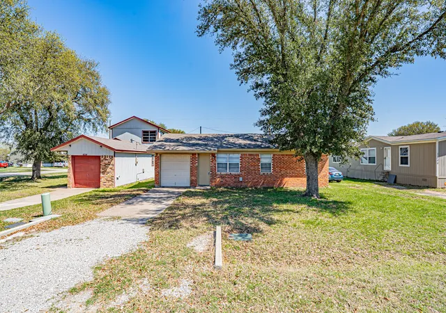 Photo 4 of Single family home for sale at 1848 Coral Rd, Azle, TX 76020 | MLS# 21187179 | Listing updated on 2026-10-02