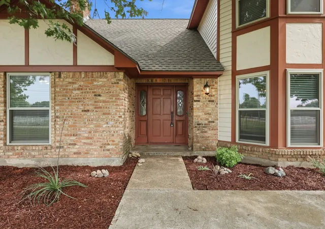 Photo 3 of Single family home for sale at 11303 Southwind Pl, Krum, TX 76249 | MLS# 21188960 | Listing updated on 2026-09-28