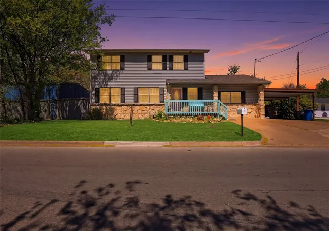 Photo 1 of Single family home for sale at 500 W Rucker St, Granbury, TX 76048 | MLS# 21177984 | Listing updated on 2026-09-07