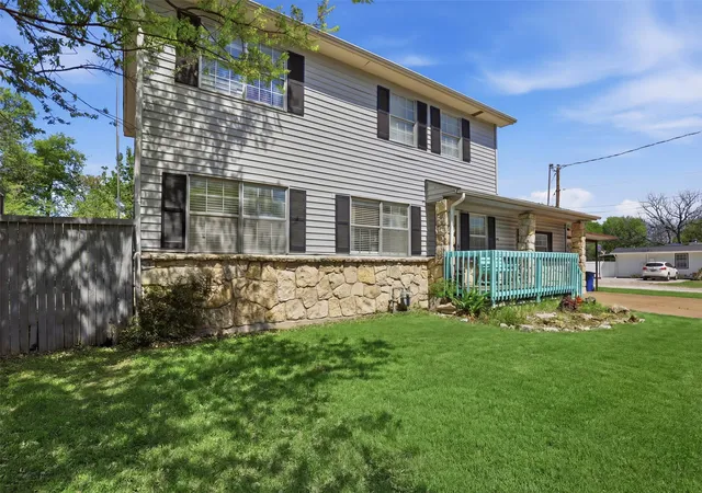 Photo 2 of Single family home for sale at 500 W Rucker St, Granbury, TX 76048 | MLS# 21177984 | Listing updated on 2026-09-07