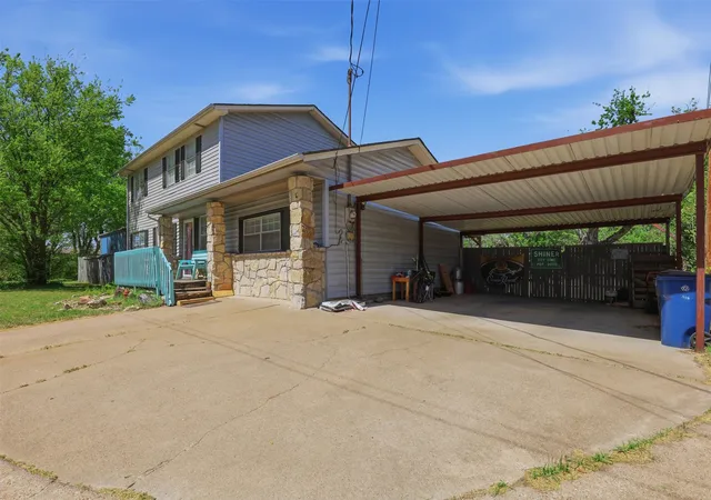 Photo 3 of Single family home for sale at 500 W Rucker St, Granbury, TX 76048 | MLS# 21177984 | Listing updated on 2026-09-07