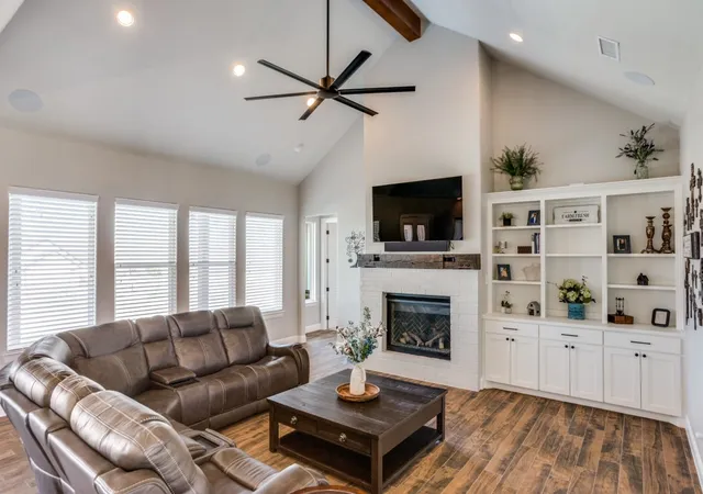 Photo 4 of Sale Pending at 2000 Ragland Trl, Azle, TX 76020 | MLS# 21184801 | Listing updated on 2026-09-28